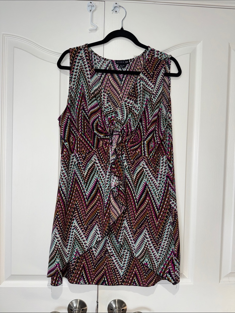 Studio 59 Geometric Chevron Zig Zag Sleeveless Top Ruffle Front V-Neck Blouse XL